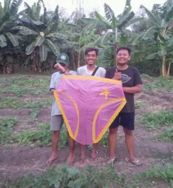 5 Kejadian Kocak yang Terjadi Saat Main Layangan. Sayangnya Sekarang Udah Nggak Bisa Kayak Gini~ 9