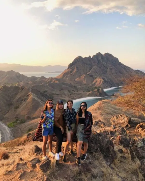 Nikmati 10 Spot Berburu Sunset Paling Cantik di Flores. Panoramanya Begitu Indah dan Bikin Males Pulang 12