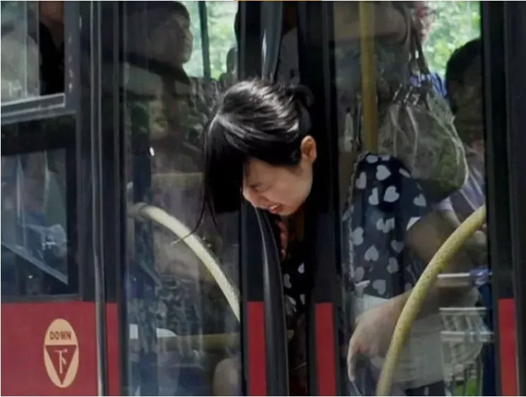 11 Kelakuan Kocak Penumpang Bus ini Bukti Kalau Orang di Mana pun Sama. Bule juga Bisa Nyeleneh! 16