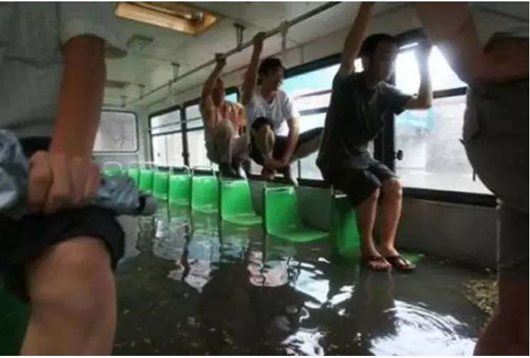 11 Kelakuan Kocak Penumpang Bus ini Bukti Kalau Orang di Mana pun Sama. Bule juga Bisa Nyeleneh! 17