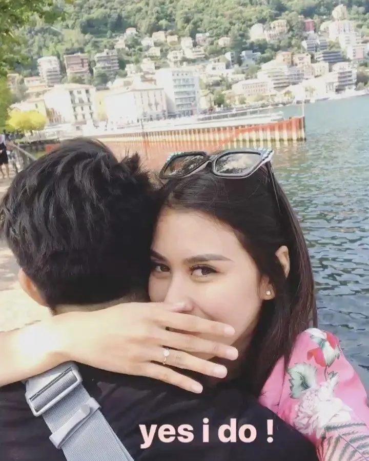 Manfaatkan Momen Liburan,10 Artis ini Justru Dilamar sang Kekasih Saat Berada di Luar Negeri 15