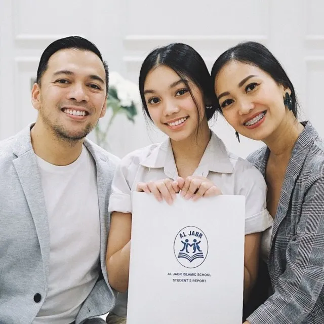10 Momen Kelulusan Anak Artis di Masa Pandemi dan Hadiri Wisuda Virtual. Tetap Hangat Meski di Rumah 11