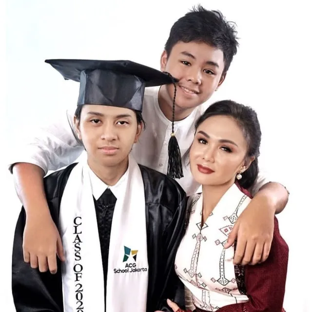 10 Momen Kelulusan Anak Artis di Masa Pandemi dan Hadiri Wisuda Virtual. Tetap Hangat Meski di Rumah 10