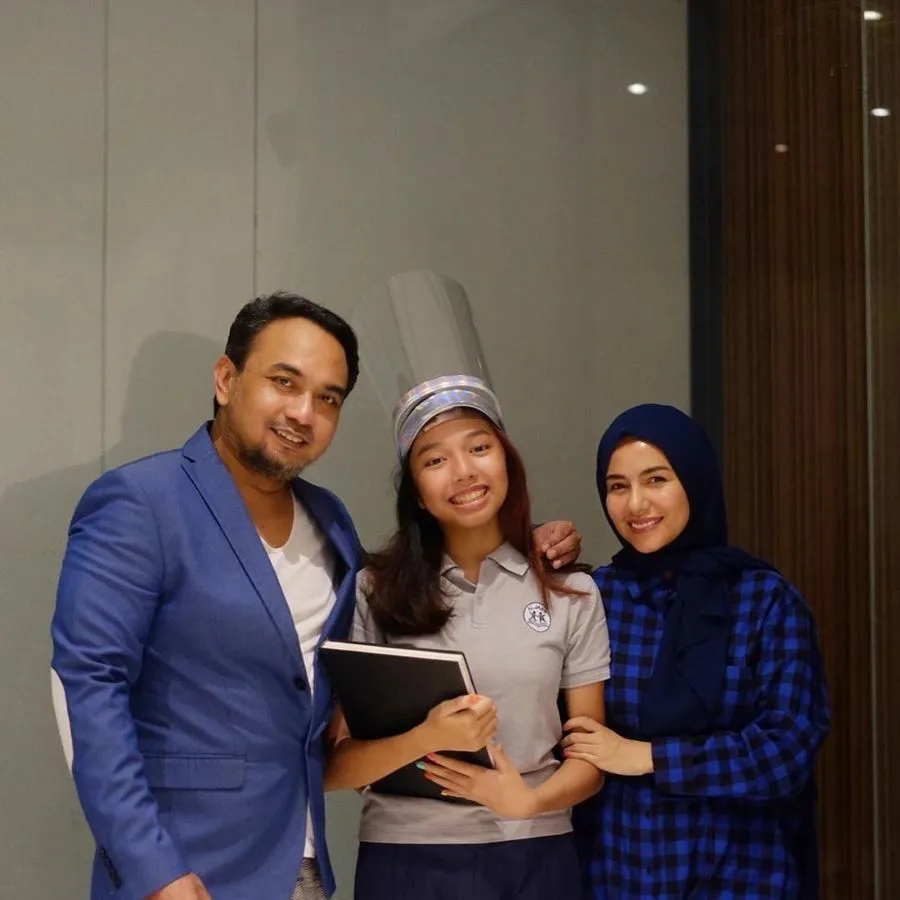 10 Momen Kelulusan Anak Artis di Masa Pandemi dan Hadiri Wisuda Virtual. Tetap Hangat Meski di Rumah 12