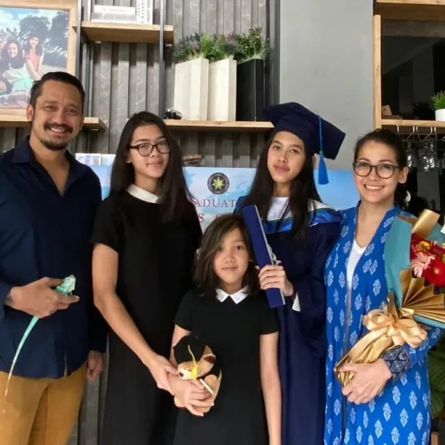 10 Momen Kelulusan Anak Artis di Masa Pandemi dan Hadiri Wisuda Virtual. Tetap Hangat Meski di Rumah 13