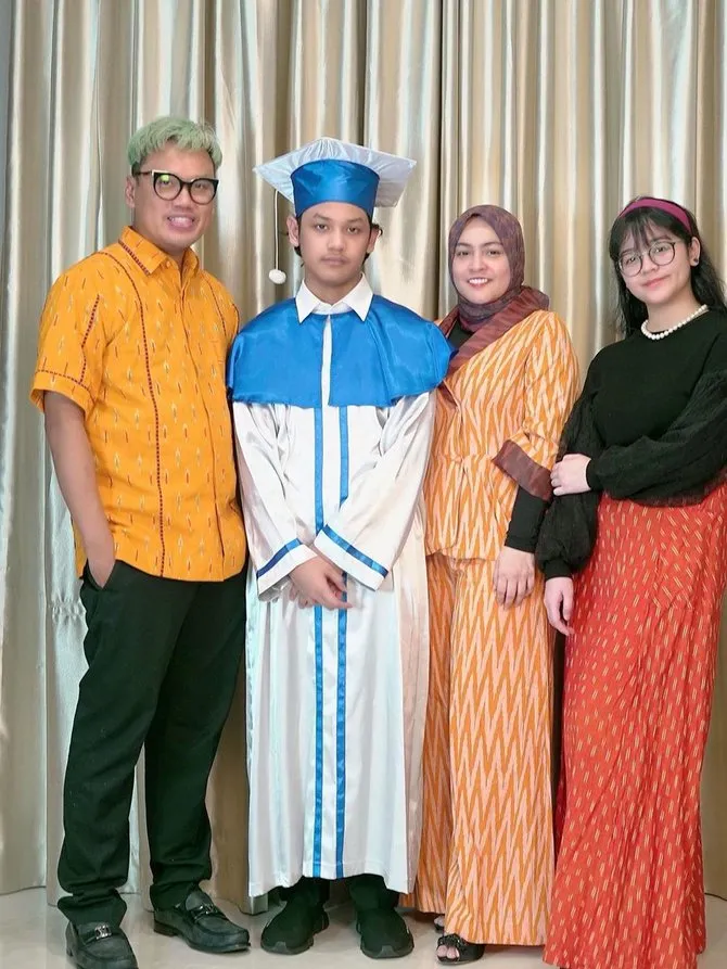 10 Momen Kelulusan Anak Artis di Masa Pandemi dan Hadiri Wisuda Virtual. Tetap Hangat Meski di Rumah 14