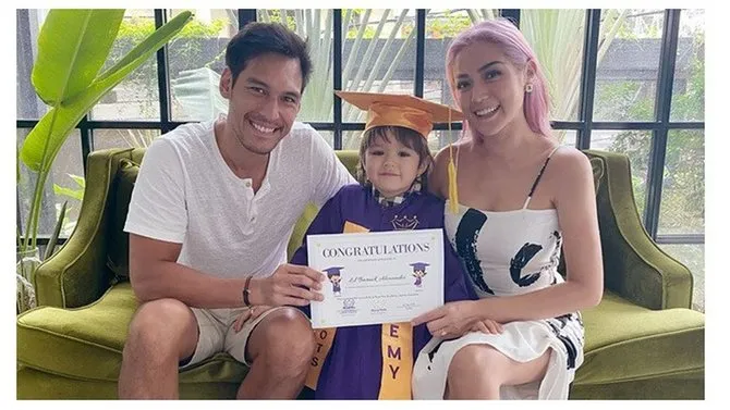 10 Momen Kelulusan Anak Artis di Masa Pandemi dan Hadiri Wisuda Virtual. Tetap Hangat Meski di Rumah 17