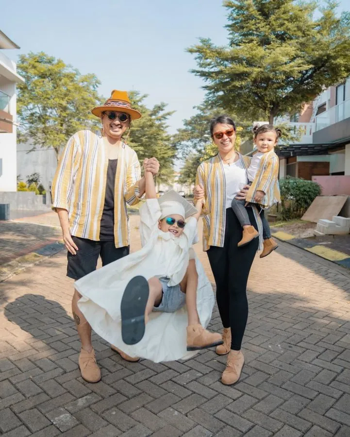 10 Momen Kelulusan Anak Artis di Masa Pandemi dan Hadiri Wisuda Virtual. Tetap Hangat Meski di Rumah 18