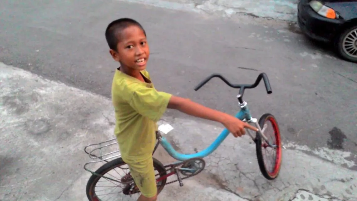 5 Solusi Kocak yang Dilakukan Anak Kecil Saat Sepedanya Lagi Bermasalah. Selalu Ada Jalan Keluar! 6
