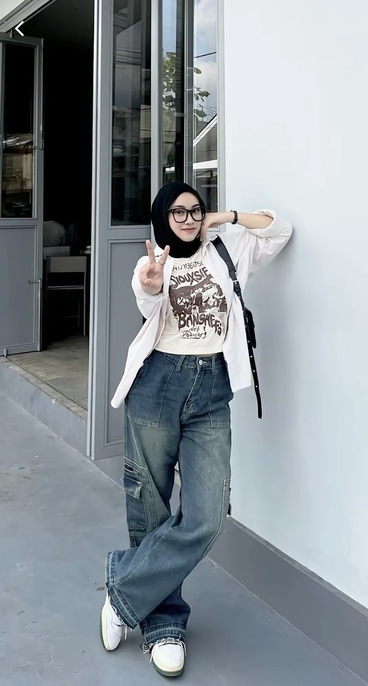 Tetap Stylish, 8 Mix and Match Cargo Pants Hijab Ini Cocok untuk Berbagai Momen 10