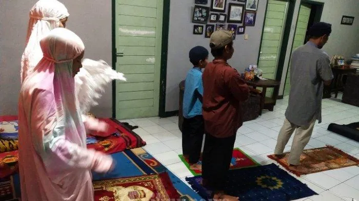 Cobaan ini Selalu Muncul Tiap Kali Disuruh Calon Mertua Jadi Imam Salat. Buat para Cowok, Sabar~ 5
