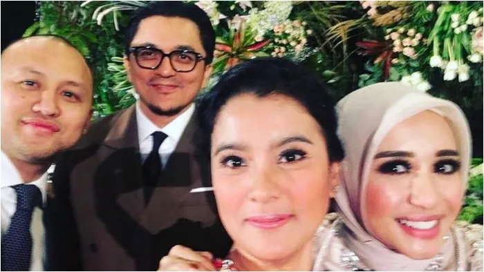 10 Artis yang Datang ke Nikahan Mantan. Bukti Telah Berdamai dengan Masa Lalu 20
