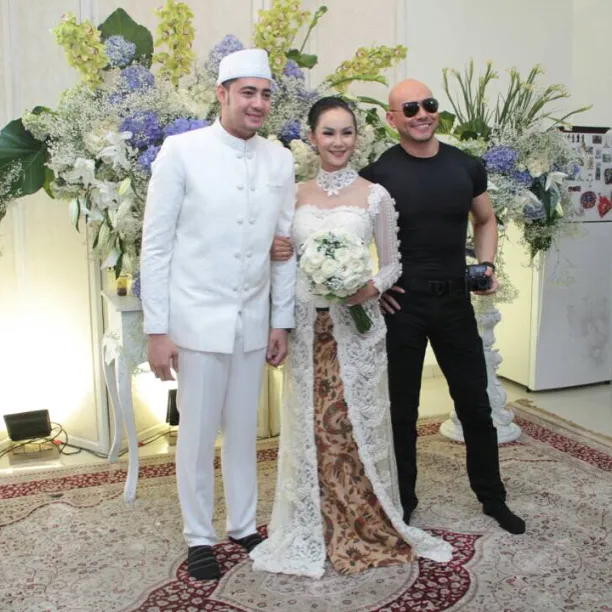 10 Artis yang Datang ke Nikahan Mantan. Bukti Telah Berdamai dengan Masa Lalu 12