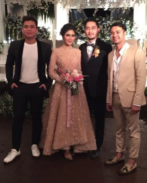 10 Artis yang Datang ke Nikahan Mantan. Bukti Telah Berdamai dengan Masa Lalu 17