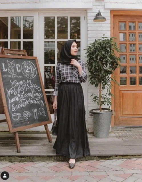 8 Potret Dwi Handa Saat Pakai Rok dan Kemeja; Sangat Santun Walau Sederhana! 10