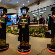 Tiru Jepang, Undip Gelar Wisuda Online dengan Robot Peraga untuk Wakili Mahasiswa. Keren dan Aman!