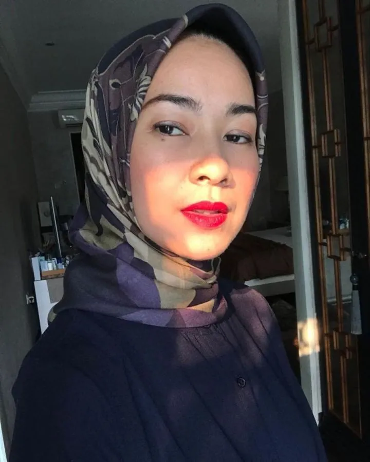 Bikin Salut,10 Artis ini Tetap Melanjutkan Pendidikan Meski Sudah Berumah Tangga. Inspiratif! 15