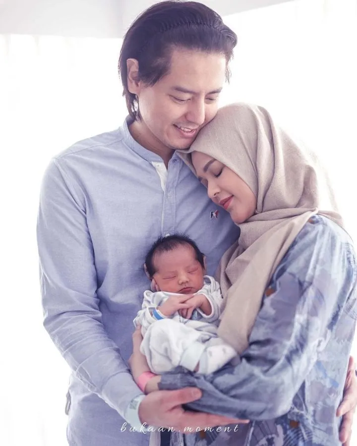 Pertama Kali Gendong Anaknya, Roger Danuarta Langsung Dipuji Dokter karena Tekniknya Mantap Banget 5