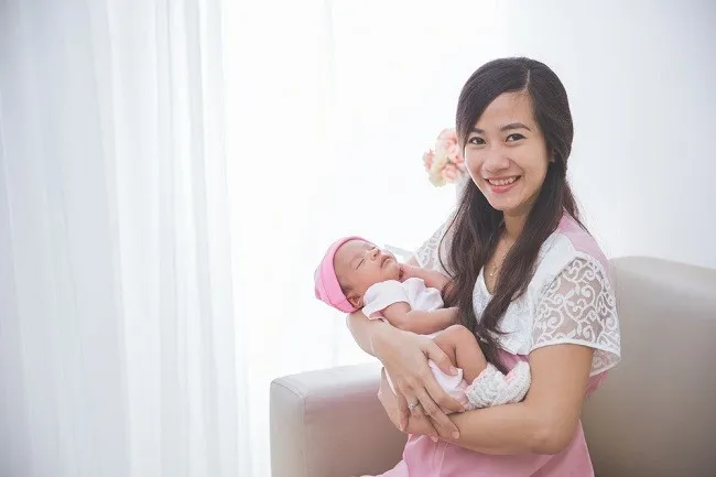 Pertama Kali Gendong Anaknya, Roger Danuarta Langsung Dipuji Dokter karena Tekniknya Mantap Banget 6