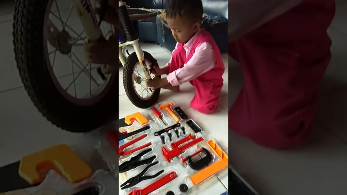 5 Solusi Kocak yang Dilakukan Anak Kecil Saat Sepedanya Lagi Bermasalah. Selalu Ada Jalan Keluar! 8