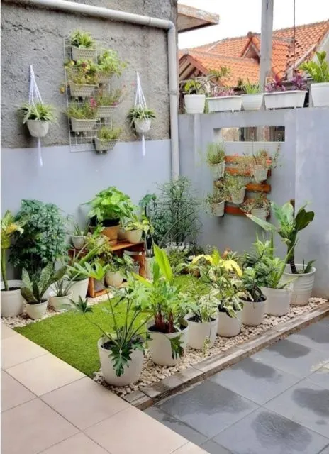 Trik Menghadirkan Taman Rumah di Area Sempit. Estetis dan Nggak Monoton Kayak di Rumah Sakit 23