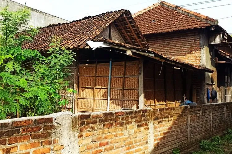 Hanya Karena Kotoran Ayam, Rumah Seorang Warga di Ponorogo Ditembok Tetangganya 4