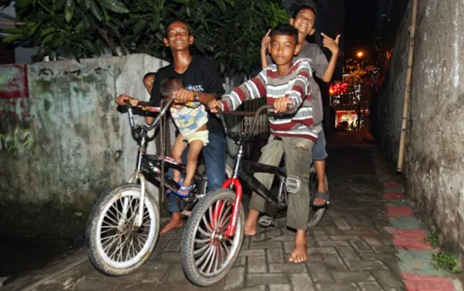 5 Solusi Kocak yang Dilakukan Anak Kecil Saat Sepedanya Lagi Bermasalah. Selalu Ada Jalan Keluar! 9