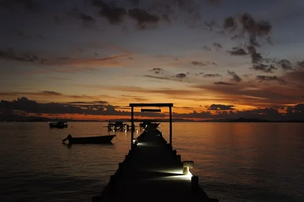 Nikmati 10 Spot Berburu Sunset Paling Cantik di Flores. Panoramanya Begitu Indah dan Bikin Males Pulang 13