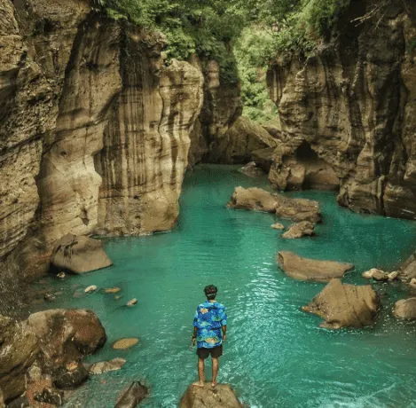 Sungai Cikahuripan, Surga Tersembunyi yang Cantik di Bandung Barat. Nggak Kalah sama Green Canyon! 4
