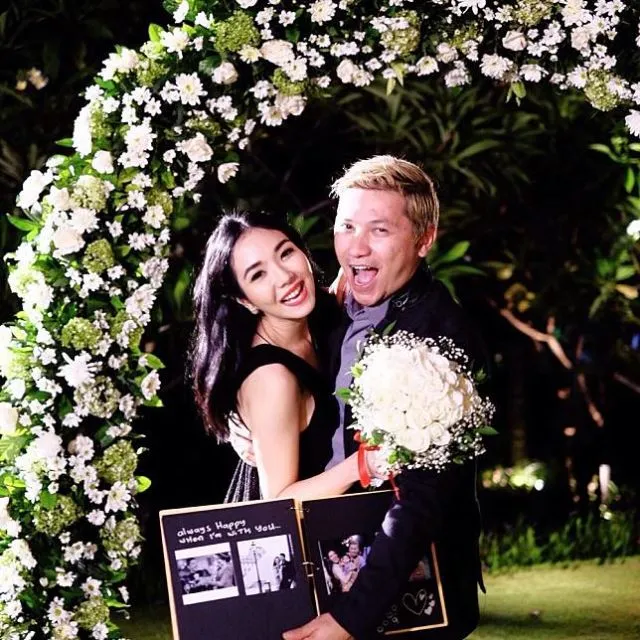 Berulang Tahun, 10 Artis ini Justru Dilamar sang Kekasih. Kejutan Terindah dan Tak Terlupakan! 20