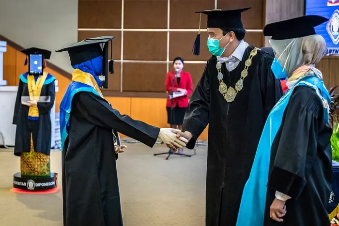 Tiru Jepang, Undip Gelar Wisuda Online dengan Robot Peraga untuk Wakili Mahasiswa. Keren dan Aman! 5