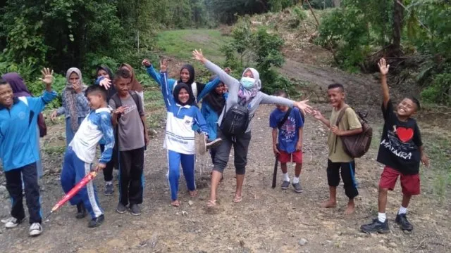 Kisah Miris Siswa di Pulau Seram, Harus Jalan Kaki 3 Kilometer dan Seberangi Sungai Deras ke Sekolah 5