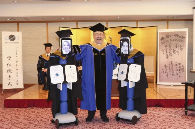 Dari Wisuda Drive Thru sampai Gunakan Gim Minecraft, ini Beragam Cara Unik Wisuda Semasa Pandemi 8
