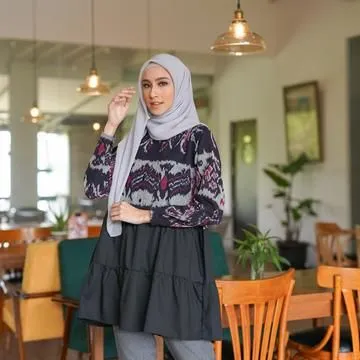 5 Model Blouse Batik Kombinasi Kain Polos. Tetap Santai, Walau Tampil Formal! 8