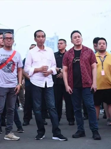 3 Produk Fashion Asli Bandung Ini Viral Karena Dipakai Jokowi. Kualitas Lokal Juara! 4