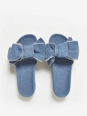 Parade Sandal dan Sepatu Berbahan Jeans yang Kece Abis. Tren Baru Nih! 16