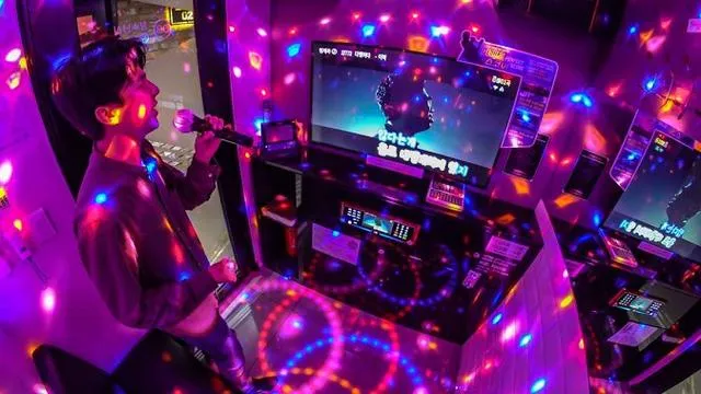 Gambaran Kocak Orang yang Nggak Bisa Nyanyi Ketika Karaokean. Tetep Minder di Depan Teman Sendiri 6