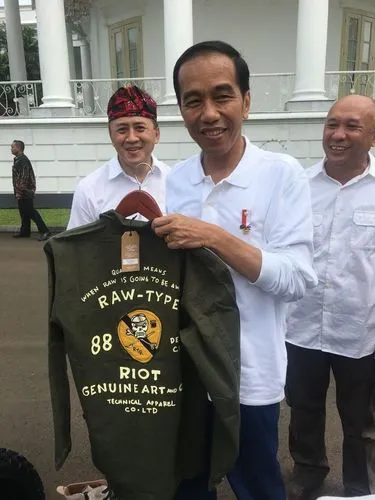 3 Produk Fashion Asli Bandung Ini Viral Karena Dipakai Jokowi. Kualitas Lokal Juara! 5