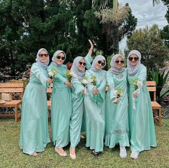 Cerahnya Nggak Norak, Ini Kumpulan Kebaya Biru dan Hijau yang Manis dan Feminin! 14