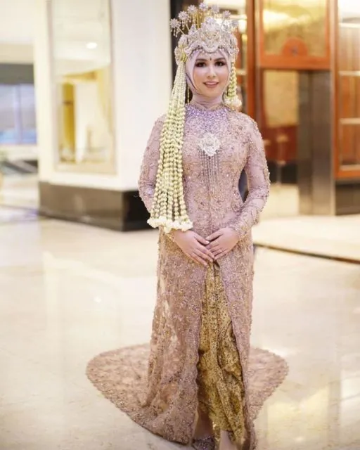 7 Ide Kebaya untuk Akad Nikah Saat Pandemi. Tetap Istimewa Walau Gelaran Acaranya Privat Aja 14