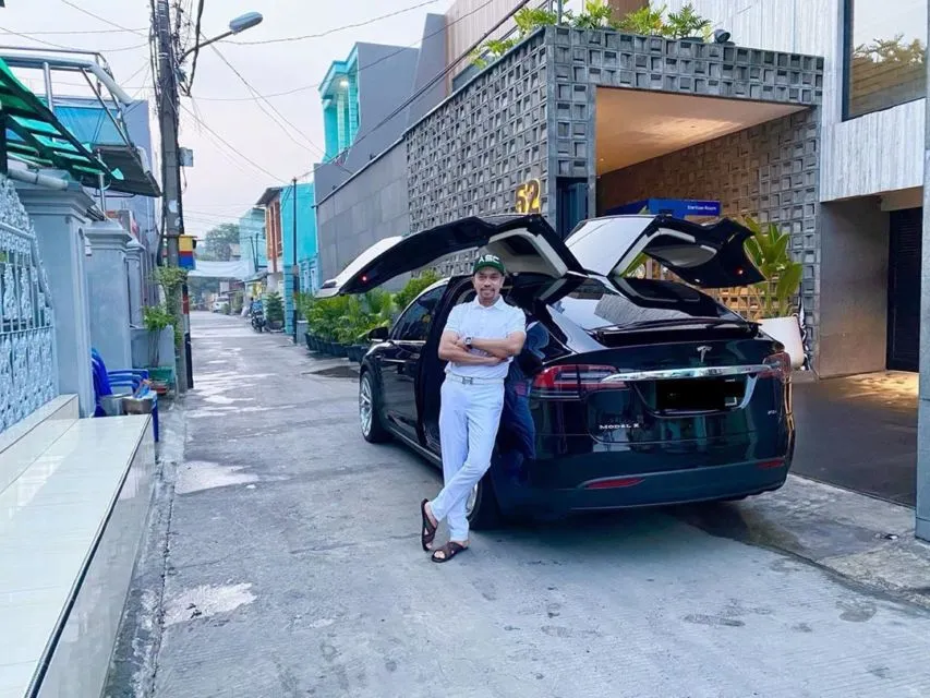 Kisah Sukses Crazy Rich Ahmad Sahroni. Ojek Payung, Lap Sepatu, Supir, Semua Pernah Dijalani! 7