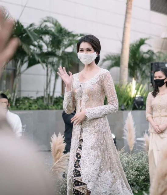 7 Ide Kebaya untuk Akad Nikah Saat Pandemi. Tetap Istimewa Walau Gelaran Acaranya Privat Aja 11