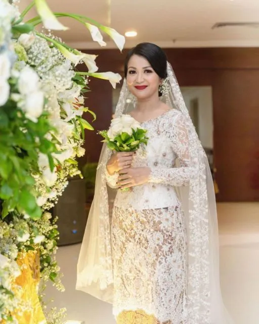 12 Ide Kebaya dengan Tudung Nikah yang Bahannya Sama. Sempurna Walau Syukurannya Sederhana 16