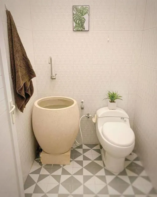Desain Kamar Mandi Kecil di Dalam Kamar Tidur yang Tampak Lega, Meski Ukurannya Cuma 2x1 Saja 27