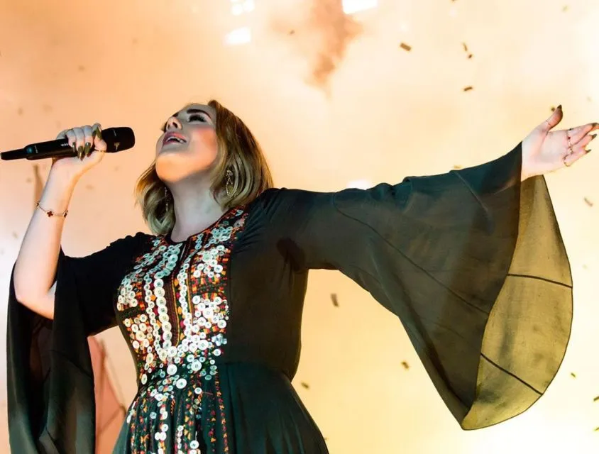 Bentuk Badan Adele Berubah Drastis, Ini Gaya-gayanya Semenjak Lebih Langsing! 5