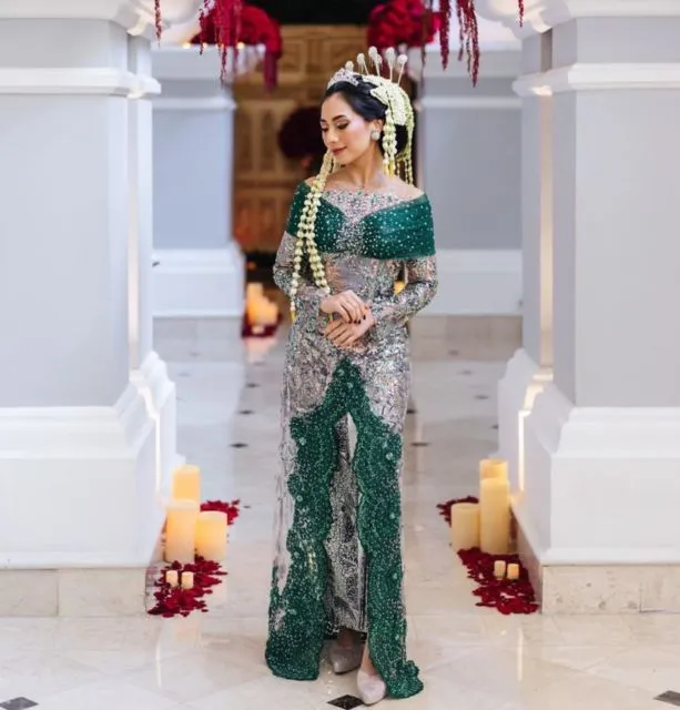 7 Ide Kebaya Lamaran Cantik Nuansa Earth-tone yang Kalem Menawan. Berkelas! 14