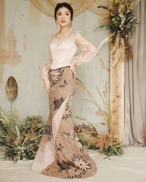 9 Kebaya Percampuran Kain yang Cantik Banget Buat Wisuda Hingga Lamaran. Unik tapi Elegan! 18
