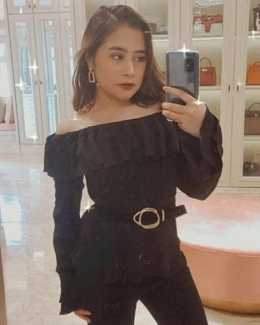 Kepoin Kenapa Penampilan Prilly Latuconsina Makin Elegan Sekarang Ini. Apa Ya Rahasianya? 6