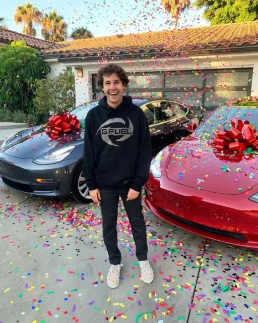 Sempat Hidup Sengsara, Youtuber ini Kini Sukses Punya Kekayaan 102 Miliar di Usia 24 Tahun! 8