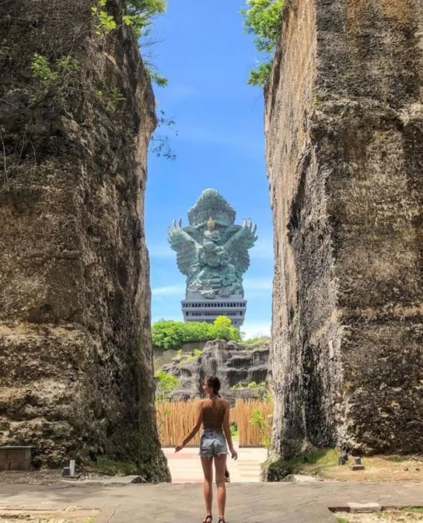 Pariwisata Dibuka Kembali, Lebih dari 4000 Wisatawan Kunjungi Bali di Hari Pertama. Aman Nggak ya? 4